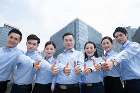 企業(yè)團(tuán)隊(duì)舉獎杯慶祝